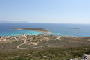 Udsigten ud over bugten ved Diakofti, færgehavnen på Kithira. Bemærk vraget af det store skib ude til højre. Vi så flere vrag rundt om i Grækenland, der bare fik lov til at ligge og ruste op.