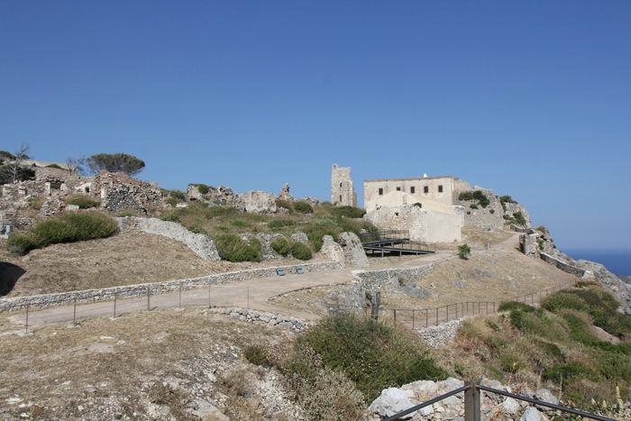 Den gamle fæstning på toppen af klippen i Chora på Kithira.