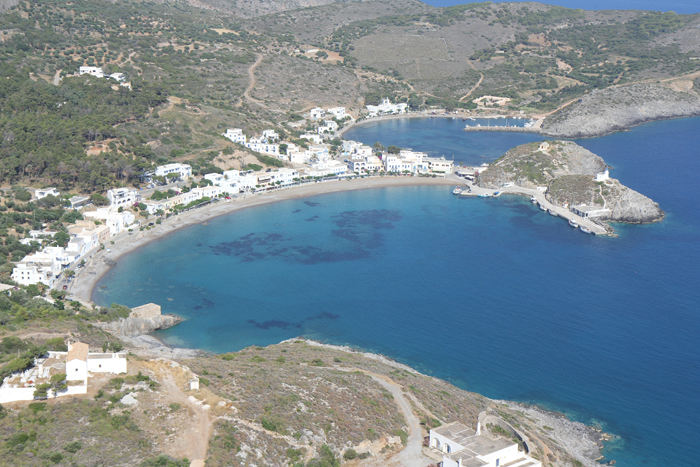 Udsigten ned over havnen i Kapsali oppe fra den gamle fæstning i Chora på Kithira. Nausikaa ligger som den midterste båd ved molen ude til venstre. 