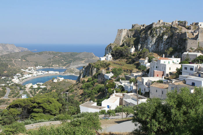 Den gamle fæstning, med havnen i Kapsali i baggrunden, set oppe fra Chora på Kithira.