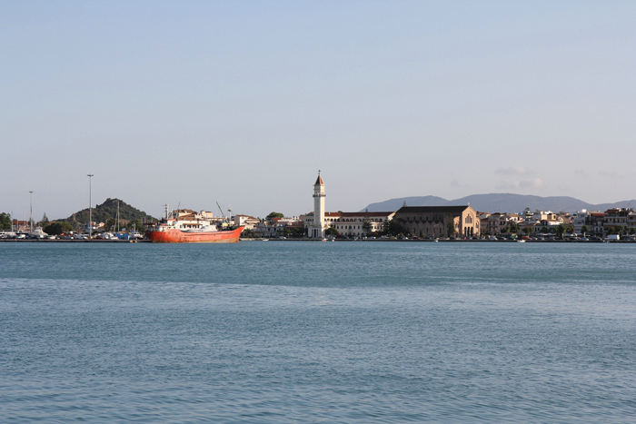 Havnen på Zakynthos med den imponerende kirke for Agios Dionysios, øens skytshelgen. Kirken overlevede det store jordskælv i 1953, der ødelagde en stor del af byen. 