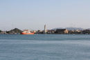 Havnen på Zakynthos med den imponerende kirke for Agios Dionysios, øens skytshelgen. Kirken overlevede det store jordskælv i 1953, der ødelagde en stor del af byen. 