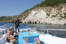 Vi besøgte de blå grotter på nordspidsen af Zakynthos. Der var ikke andre, der ville med på det tidspunkt, så vi fik en privat tur, som bådføreren sagde.
