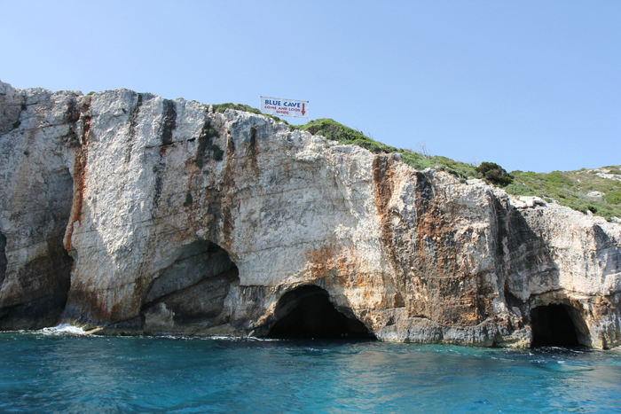 Hvis man skulle være i tvivl om, hvor de blå grotter er på nordspidsen af Zakynthos, har de sat et skilt op på toppen af klipperne.
