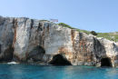 Hvis man skulle være i tvivl om, hvor de blå grotter er på nordspidsen af Zakynthos, har de sat et skilt op på toppen af klipperne.