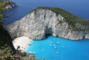 Skibsvragbugten på Zakynthos. En flot sandstrand, hvor der strandede et smuglerskib i 1972. Vraget er nu halvt begravet i sandet. Man kan kun komme til bugten med skib. 