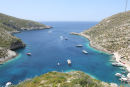 For at man kan se skibsvraget i bugten på Zakynthos, har man bygget en platform ud over klippen. Ude på platformen kan man lige skimte vraget.