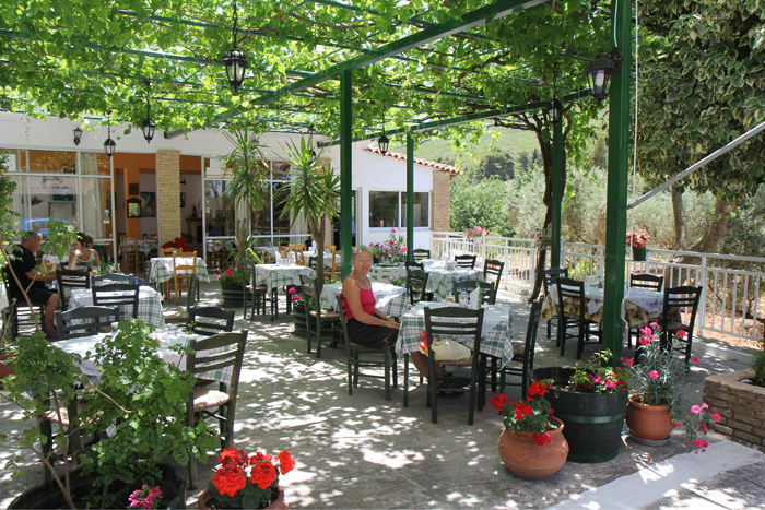 På turen rundt på Zakynthos fandt vi et rigtig dejligt sted til vor frokost. Det var meget varmt, men her var skygge og luft.