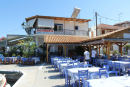 Der stod en selvbestaltet havnemester, George, og tog imod os, da vi kom til Kalamos. Han havde en taverne inde i bunden af havnen, hvor vi fik alle tiders fisk.