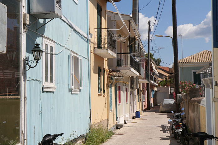 En typisk gade i Lefkada. Husene er bygget i lette materialer, i hvert fald den øverste etage. Det skyldes faren for jordskælv, der er meget almindeligt i dette område. 