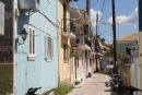 En typisk gade i Lefkada. Husene er bygget i lette materialer, i hvert fald den øverste etage. Det skyldes faren for jordskælv, der er meget almindeligt i dette område. 