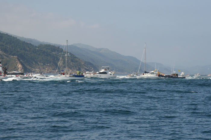 Vi kunne ikke rigtigt forstå, hvorfor der lå hundreder af både ude på havet, da vi nærmede os San Sebastian. De var ude for at se kaproning. De havde travlt med at komme ind og se opløbet.