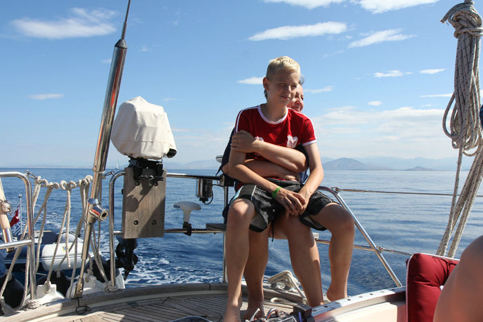 Susanne og Christian på deres yndlingsplads agter på Nausikaa. Læg lige mærke til vandet, der er spejlblankt; det havde vi på det meste af turen. 