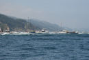 Vi kunne ikke rigtigt forstå, hvorfor der lå hundreder af både ude på havet, da vi nærmede os San Sebastian. De var ude for at se kaproning. De havde travlt med at komme ind og se opløbet.