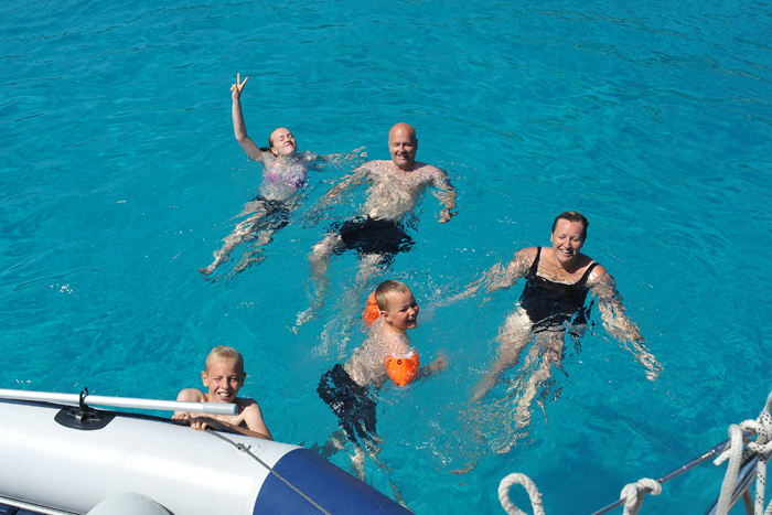 Familien Lykke Hansen ude at bade i det flotte vand ved Antipaxi. Vandet var krystalklart - det fås ikke bedre. 