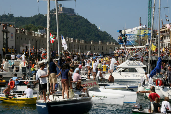 San Sebastian - sammen med vinderbåden myldrede det ind med både af alle slags, og der blev for alvor trængsel i den lille havn.  