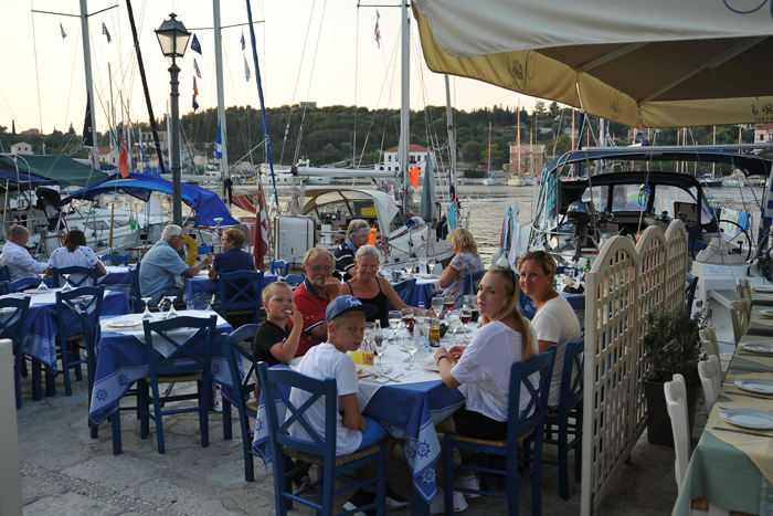 Vi spiste på restauranten lige bag Nausikaa, da vi lå i Fiskado på Kefallonia. Tjeneren spurgte, om han skulle bestille en taxa, da vi var færdige med at spise. (Foto Morten)