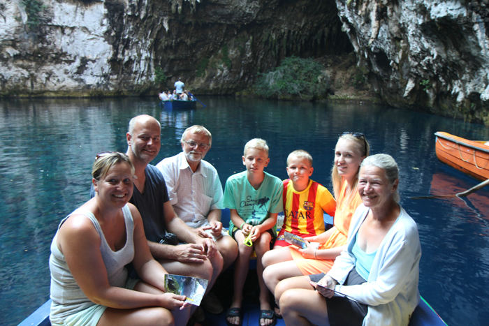 Hele besætningen på sejltur på en underjordisk sø i Melissani grotten på Kefallonia. Loftet menes at være styrtet ned for 2000 år siden.  