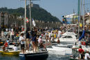 San Sebastian - sammen med vinderbåden myldrede det ind med både af alle slags, og der blev for alvor trængsel i den lille havn.  