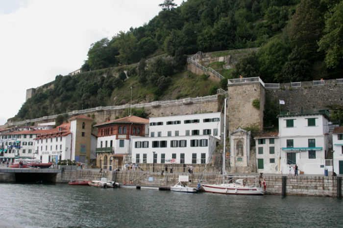 San Sebastian - der gik nu ikke lang tid før havnen atter var normal. Vi valgte at blive inde i den lille havn og forsøgte at fortøje til pontonbroen, men blev bedt om at flytte hen langs molen. (Foto Jakob)