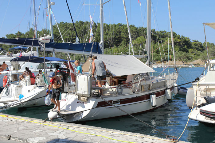 Vi var inde i en meget varm periode, så solsejlet var et must, når vi kom i havn. Her fortøjet i Gaios på Paxi. 