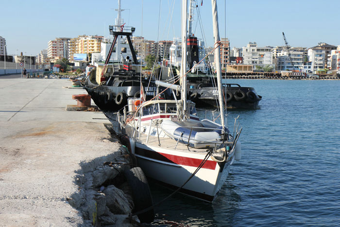 Nausikaa fortøjet ved molen i Vlore, mens vi blev indklareret. Der er en marina i Orikum ca. 7 sm. syd for Vlore, men vi skulle videre dagen efter og valgte at blive liggende i Vlore. 