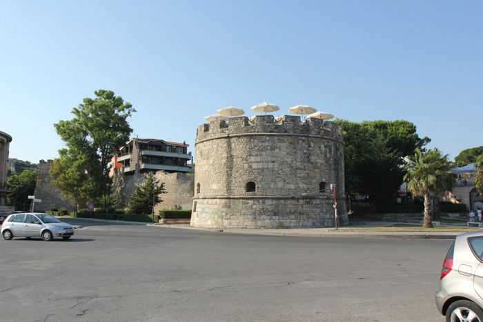 Durres skulle, efter hvad vor agent fortalte os, være en af de flotteste byer i Albanien og en af de byer med den ældste historie. Der var mange flotte gamle bygninger.