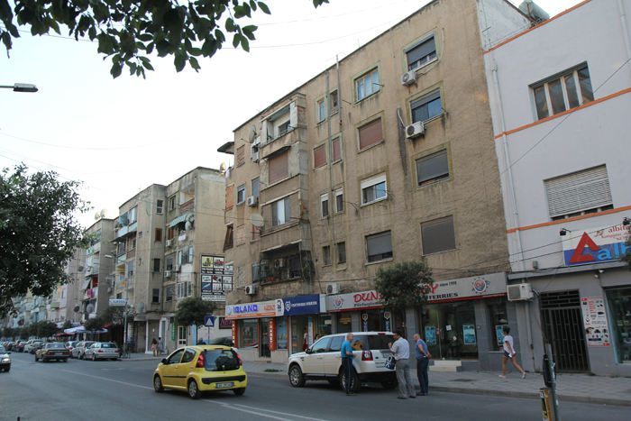 Ved siden af de gamle fine bygninger i Durres i Albanien var også deres almindelige lejligheder fra kommunisttiden. De var lidt kedelige at se på.  