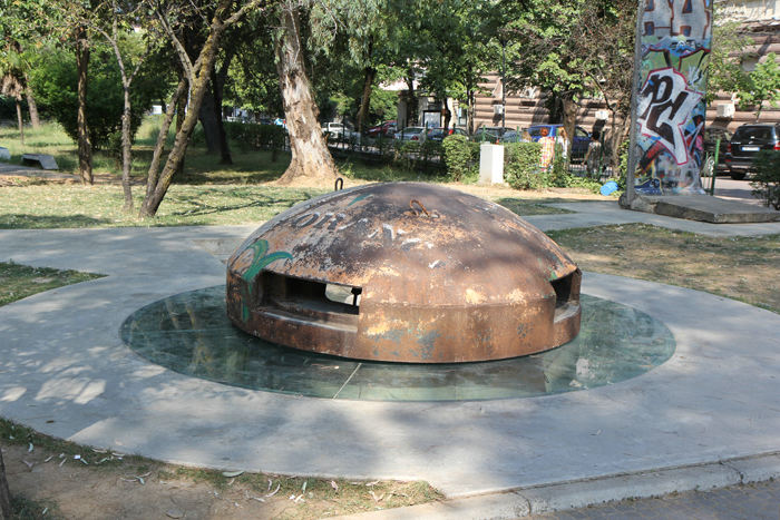 Under Ever Hoxha, der styrede Albanien fra slutningen af 2. Verdenskrig til sin død i 1985, var landet helt isoleret fra omverdenen, og han lod bygge flere tusinde små bunkere langs grænsen.