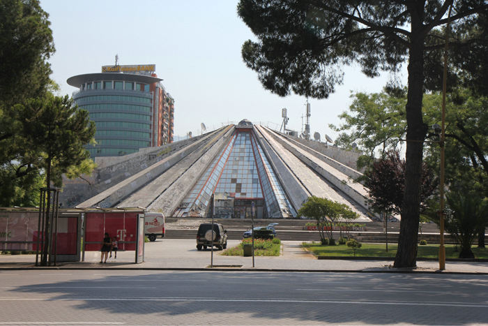 Vor agent kørte os til Tirana og satte os af inde midt i centrum. Selve centrum af Tirana ligner en moderne by med moderne bygninger. Her en af de mere specielle. 