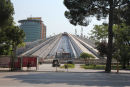 Vor agent kørte os til Tirana og satte os af inde midt i centrum. Selve centrum af Tirana ligner en moderne by med moderne bygninger. Her en af de mere specielle. 