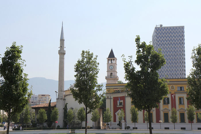Befolkningen i Albanien er en blanding af kristne og muslimer. De lever side om side i al fordragelighed. Her en af moskeerne inde i centrum af Tirana.