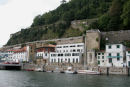San Sebastian - der gik nu ikke lang tid før havnen atter var normal. Vi valgte at blive inde i den lille havn og forsøgte at fortøje til pontonbroen, men blev bedt om at flytte hen langs molen. (Foto Jakob)