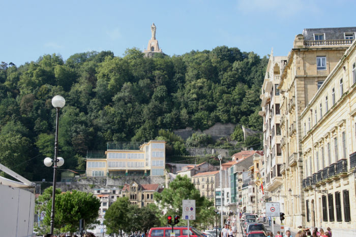 Vi fik set lidt nærmere på San Sebastian. Udsigten fra havnen op mod Monte Urgull med den store Jesus statue på toppen.