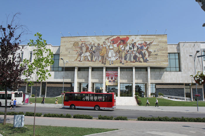 Der var et rigtig flot museum inde i centrum af Tirana, men det havde desværre lukket på grund af helligdag (afslutningen på ramadanen). Det ville vi godt have besøgt. 