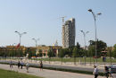 En af de lidt mere specielle bygninger, der er under opførsel, inde i centrum af Tirana i Albanien. Bygningerne til venstre er regeringsbygningerne.