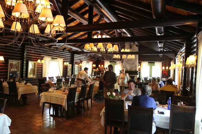 Inden vor agent kørte os tilbage til Durres, kørte han os til en restaurant, hvor vi kunne spise frokost. Det var vist en af de finere restauranter i Albanien. Rigtig god mad.