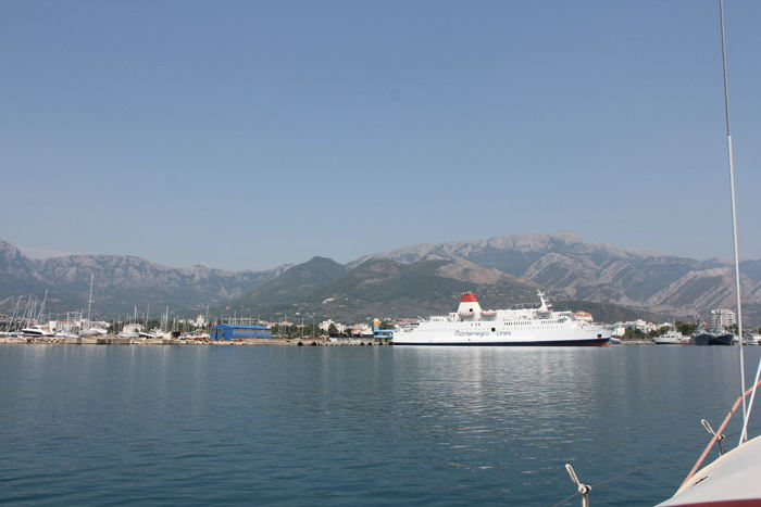 Efter Albanien kom vi til Montenegro. Her anløber vi Bar; den første havn, hvor vi kunne indklarere. 