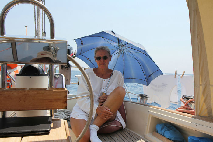 Vi har ikke fået anskaffet en bimini (solsejl). Vi har ikke rigtig savnet den før i år. Normalt er vi hjemme i juli og august måned, men det var vi ikke i år. Vi klarede os på anden vis.