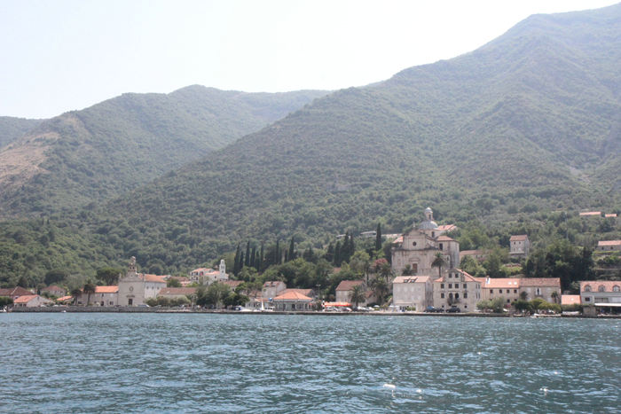 En af de mange fine byer på vej ind til Kotor i Montenegro. Det var som at sejle på en stor sø omgivet af høje bjerge, en flot tur.