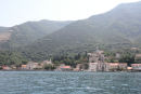 En af de mange fine byer på vej ind til Kotor i Montenegro. Det var som at sejle på en stor sø omgivet af høje bjerge, en flot tur.