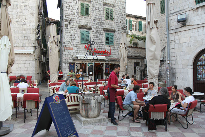 Der var rigtig mange hyggelige små pladser, hvor der blev serveret mad og drikkevarer rundt i Kotor i Montenegro.