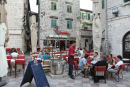 Der var rigtig mange hyggelige små pladser, hvor der blev serveret mad og drikkevarer rundt i Kotor i Montenegro.