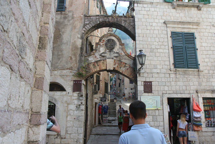 Indgangen til stien op til fæstningen på toppen af bjerget bag Kotor i Montenegro.