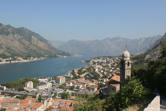 Et første kik ud over indsejlingen til Kotor under opstigningen til fæstningen. Bjergene i baggrunden er lidt mørke, deraf kommer nok navnet Montenegro.