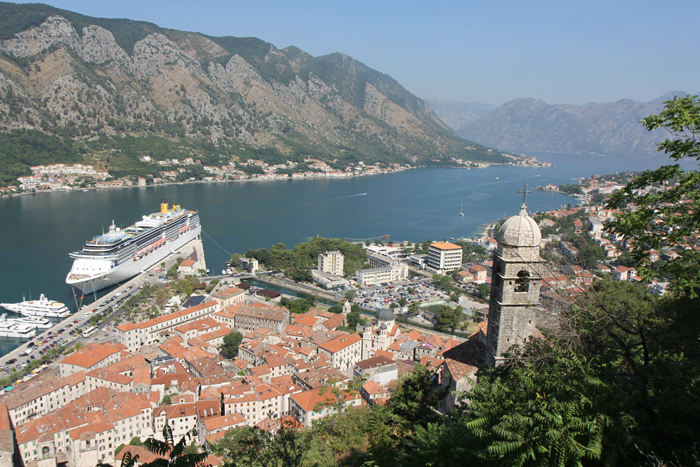 Udsigten ned over den gamle bydel i Kotor. Der var ankommet et stort krydstogtsskib i løbet af natten; det fyldte godt i landskabet.