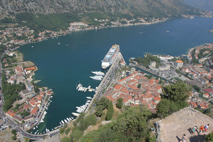 Vi er nu nået toppen og fæstningen ved Kotor. Et blik ud over havnen og den gamle bydel.