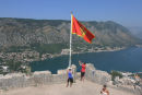 Skipperinden på toppen af fæstningen i Kotor, hvor Montenegros flag vajer i den svage vind. Det var meget varmt, skulle jeg meddele.