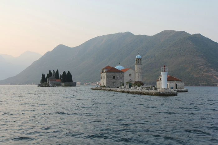 Øen Gospa i forgrunden og Sv. Djordje i baggrunden. To små øer, der ligger på vej ind til Kotor i Montenegro. Der ligger en kirke og et kloster på hver ø. 