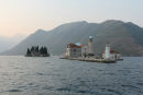 Øen Gospa i forgrunden og Sv. Djordje i baggrunden. To små øer, der ligger på vej ind til Kotor i Montenegro. Der ligger en kirke og et kloster på hver ø. 